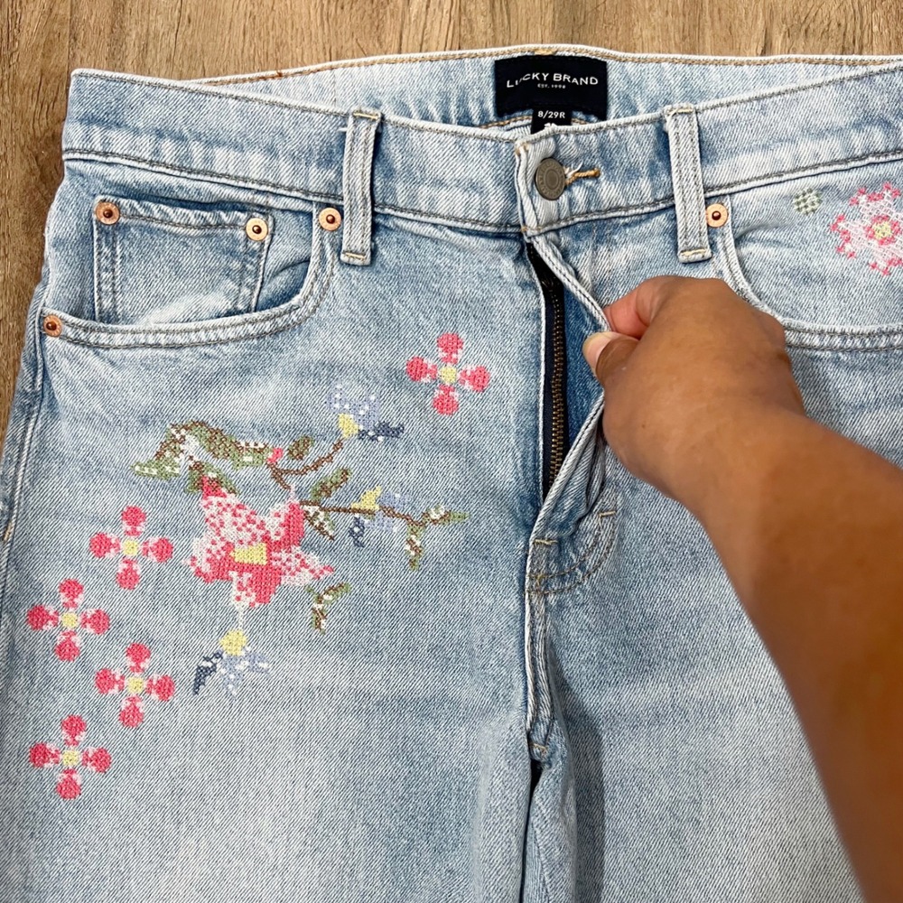 Lucky Brand Boy Mid Rise Relaxed Straight Embroidered Floral Jeans Light Wash 8 - Picture 9 of 11